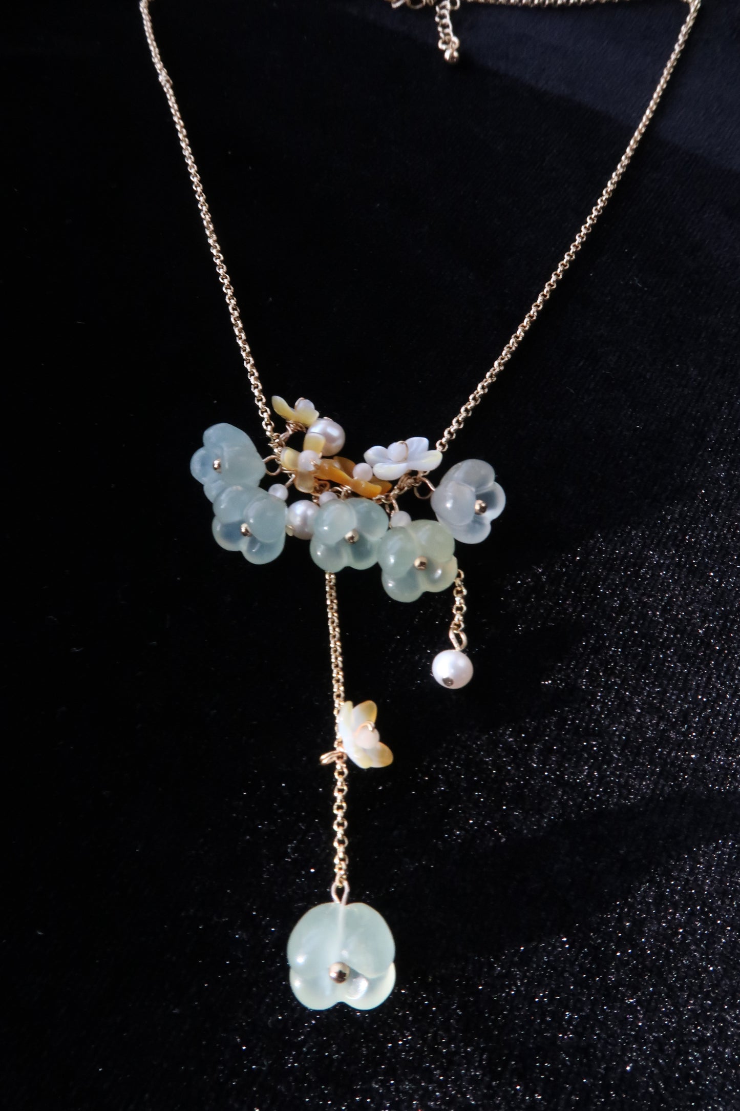 「人閑桂花落」 Serpentine Jade & Mother of Pearls Osmanthus Necklace