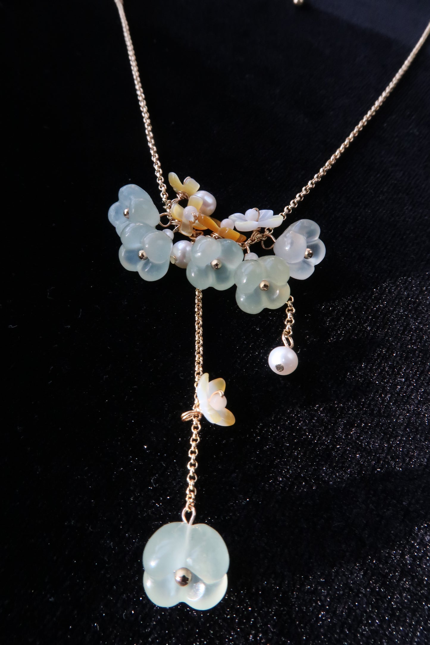 「人閑桂花落」 Serpentine Jade & Mother of Pearls Osmanthus Necklace