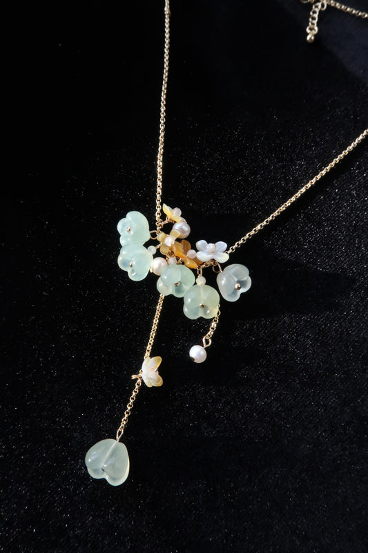 「人閑桂花落」 Serpentine Jade & Mother of Pearls Osmanthus Necklace