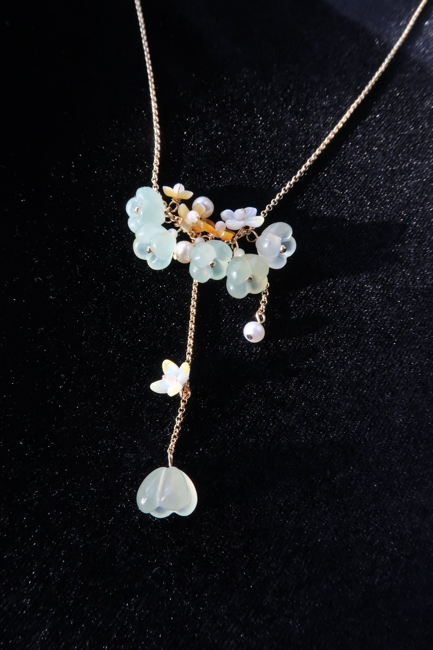 「人閑桂花落」 Serpentine Jade & Mother of Pearls Osmanthus Necklace